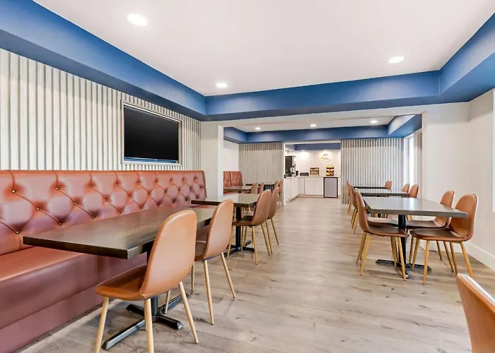 Super 8 By Wyndham Orlando Near Florida Mall