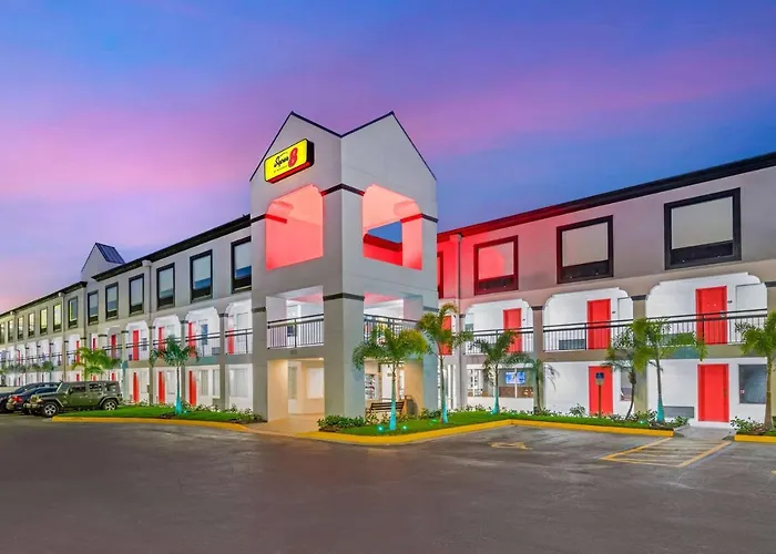 Super 8 By Wyndham Orlando Near Florida Mall